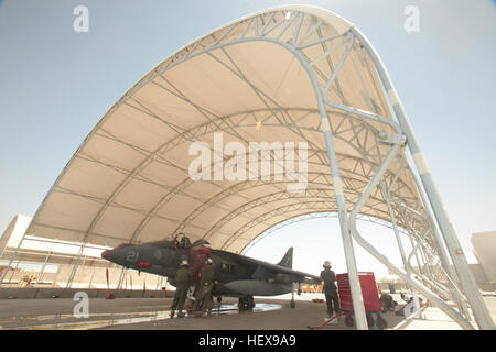 Marine squadrone di attacco 513 tecnici di avionica eseguire la manutenzione giornaliera su uno dello squadrone di AV-8B Harriers a Kandahar Airfield, Afghanistan, 1 giugno. Harrier squadron flightline operazioni in Afghanistan 110601-M-UB212-004 Foto Stock