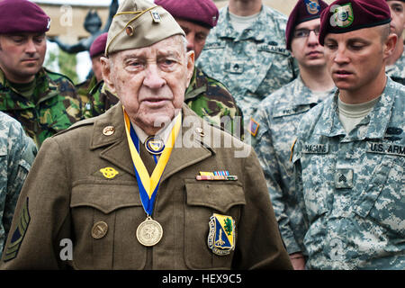 Il veterano della Seconda Guerra Mondiale, Sgt. Il Mag. Raymond Silvestro, regales paracadutisti DA PARTE DEGLI STATI UNITI Esercito degli affari civili e le operazioni psicologiche Il comando presso il cimitero americano in Normandia, Francia il 6 giugno 2011. Questi paracadutisti sono membri della Task Force della Normandia, che è una forza multinazionale di Stati Uniti, Regno Unito, il francese e il tedesco soldati, marinai, aviatori in uno sforzo combinato per ricordare e celebrare la 67th anniversario del D-Day operazioni. (U.S. Foto dell'esercito da Staff Sgt. Felix R. Fimbres) Flickr - DVIDSHUB - USACAPOC(A) ricorda i caduti (immagine 33 di 37) Foto Stock