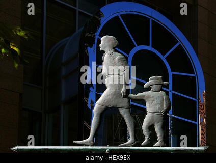 Queste alette eoliche si trovano sul lato sud-est di banchieri Hall lungo la 9th Avenue nel sud-ovest della città di Calgary, Alberta. Foto Stock