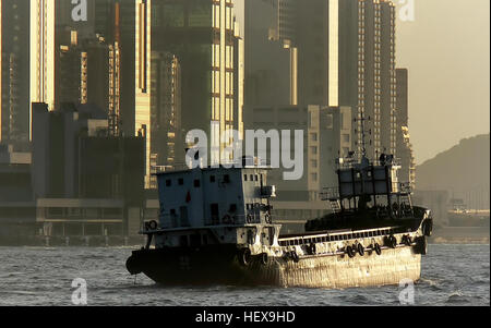 Situato tra l'Isola di Hong Kong e la Penisola di Kowloon, Victoria Bay è il più grande porto della Cina e il terzo più grande del mondo dopo San Francisco negli Stati Uniti e Re de Janeiro in Brasile. Essa è la casa per la maggior parte delle porte di Hong Kong, rendendo la città uno del mondo più trafficati porti. Il porto brulica di giorno e di notte con tutti i tipi di imbarcazione - dalla storica Star Ferries per navi da crociera, navi mercantili e in legno delle navi da pesca. Foto Stock