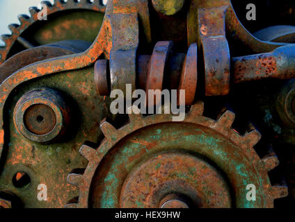 Un azionamento a vite senza fine è un sistema meccanico in cui un ingranaggio a vite (vite senza fine) si innesta con un ingranaggio che assomiglia a un ingranaggio cilindrico (ruota senza fine). Questo sistema viene utilizzato in varie applicazioni per la conversione di movimento e coppia. È spesso confuso nella terminologia, in quanto il termine "ingranaggio a vite senza fine" può riferirsi al verme o alla ruota senza fine o all'intero sistema. Foto Stock