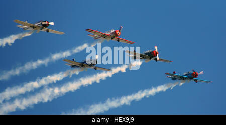 La Yakovlev Yak-52 è un primario sovietica trainer aeromobili il cui primo volo nel 1976. È ancora prodotte in Romania da Aerostar, che hanno ottenuto diritti di fabbricazione in accordo all'interno della ormai defunta il COMECON socialista organizzazione commerciale. Velocità massima: 285 km/h Portata: 550 km di lunghezza: 7.48 m di apertura alare: 9,30 m Peso: 1.015 kg velocità di crociera: 190 km/h del tipo di motore: Vedeneyev M14P Foto Stock