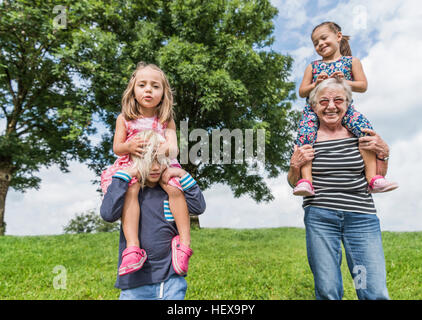 Nonna e nipote di ragazze che porta sulle spalle, Fuessen, Baviera, Germania Foto Stock