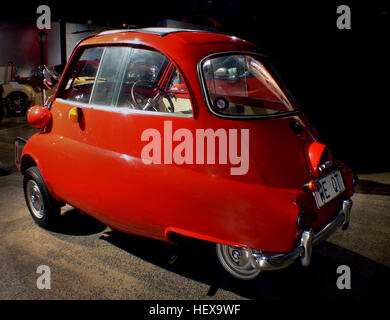La BMW Isetta, una microauto progettata in Italia nel 1956, è diventata famosa per la sua distintiva forma a uovo e i finestrini a bolle, prodotta su licenza in diversi paesi. Foto Stock
