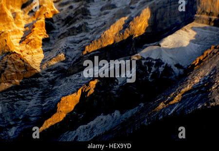 Questa immagine cattura lo splendido paesaggio alpino del Parco Nazionale di Banff in Alberta, Canada. La fotografia mostra le torreggianti Montagne Rocciose, i laghi alimentati dai ghiacciai e la stazione sciistica Sunshine Village, una destinazione popolare per le attività all'aperto. Banff è un sito patrimonio dell'umanità dell'UNESCO rinomato per la sua bellezza naturale mozzafiato. Foto Stock