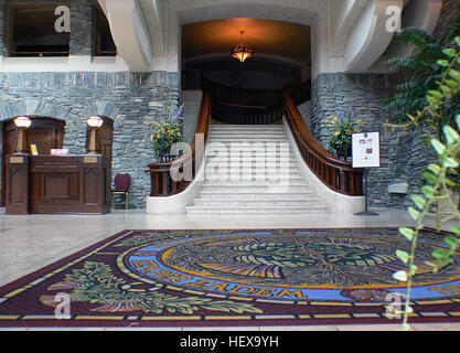 Questa fotografia panoramica mostra il paesaggio alpino mozzafiato del Parco Nazionale di Banff in Alberta, Canada. Conosciuta per le sue splendide viste sulle montagne, i laghi glaciali e la vivace fauna selvatica, Banff è un sito patrimonio dell'umanità dell'UNESCO, che offre una vista iconica delle Montagne Rocciose canadesi. Foto Stock