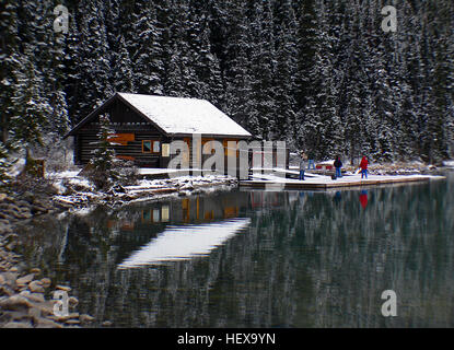 Questa immagine presenta lo splendido paesaggio alpino del Parco Nazionale di Banff in Alberta, Canada, con viste iconiche del Lago Louise e delle Montagne Rocciose. L'area è rinomata per la sua bellezza naturale ed è un sito patrimonio dell'umanità dell'UNESCO. Foto Stock