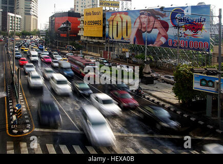 Sono le strade di Bangkok sempre congestionata? Come tutte le altre grandi città di tutto il mondo ci sono aree commerciali e arterie stradali che stanno per essere occupato presso la maggior parte delle volte del giorno, ma dovrebbe anche essere fuorviante affermare che le strade di Bangkok sono permanentemente congestionata con traffico 24 ore al giorno e 7 giorni alla settimana. Solo per mostrare il rovescio della medaglia, ho preso la foto di sotto a metà settimana mattina nella zona Dusit di Bangkok con appena un auto in vista. Foto Stock