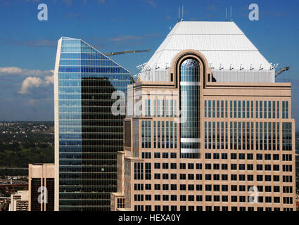 Banchieri Hall è un complesso di edifici situati nel centro di Calgary, Alberta, che include letti 52 piani di torri di uffici (197 metri), progettato da studio di architettura Cohos Evamy postmoderna in stile architettonico.[1] Il primo edificio, noto come banchieri Hall est, si trova a 855 2° Street SW e fu completato nel 1989.[2] è stata seguita nel 2000 da banchieri hall Ovest, a 888 3rd Street SW. Dopo il suo completamento, divennero i più alti di due edifici gemelli in Canada.[3] Entrambi gli edifici contengono quattro podi di livello con un elegante galleria retail collegata al più 15 skywalk e rete. Il nucleo Foto Stock