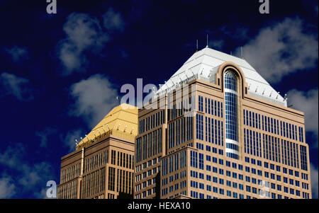 Banchieri Hall è un complesso di edifici situati nel centro di Calgary, Alberta, che include letti 52 piani di torri di uffici (197 metri), progettato da studio di architettura Cohos Evamy postmoderna in stile architettonico. Il primo edificio, noto come banchieri Hall est, si trova a 855 2° Street SW e fu completato nel 1989. Essa è stata seguita nel 2000 da banchieri hall Ovest, a 888 3rd Street SW. Dopo il suo completamento, divennero i più alti di due edifici gemelli in Canada. Entrambi gli edifici contengono quattro podi di livello con un elegante galleria retail collegata al più 15 skywalk e rete. Il nucleo Shopping Foto Stock