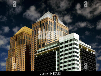 Banchieri Hall è un complesso di edifici situati nel centro di Calgary, Alberta, che include letti 52 piani di torri di uffici (197 metri), progettato da studio di architettura Cohos Evamy postmoderna in stile architettonico. Il primo edificio, noto come banchieri Hall est, si trova a 855 2° Street SW e fu completato nel 1989. Essa è stata seguita nel 2000 da banchieri hall Ovest, a 888 3rd Street SW. Dopo il suo completamento, divennero i più alti di due edifici gemelli in Canada. Entrambi gli edifici contengono quattro podi di livello con un elegante galleria retail collegata al più 15 skywalk e rete. Il nucleo Shopping Foto Stock