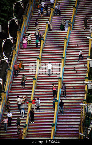 Le grotte di Batu a Kuala Lumpur, Malesia, ospitano un grande complesso di templi indù. Tra le caratteristiche più importanti ricordiamo la gigantesca statua dorata di Lord Murugan e figure colorate, come il batterista delle scimmie verdi, che simboleggia le ricche tradizioni culturali e religiose della zona. Foto Stock