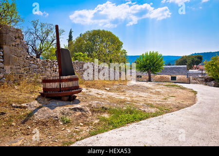 Skrip villaggio sull'isola di Brac street view, Dalmazia, Croazia Foto Stock