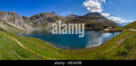 Vista panoramica delle Alpi e del lago, il Colle del Nivolet, Piemonte, Italia Foto Stock