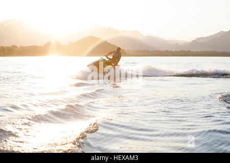 Uomo che cavalca il jet ski sul lago, Pechino, Cina Foto Stock