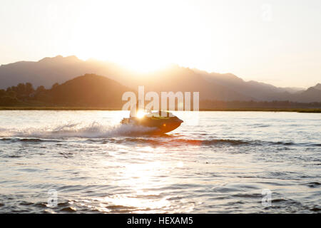 Uomo che cavalca il jet ski sul lago, Pechino, Cina Foto Stock