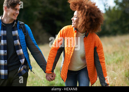 Giovane tenendo le mani nel campo Foto Stock