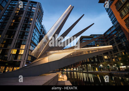 Ponte della ventola al crepuscolo, Paddington Basin, London, Regno Unito Foto Stock