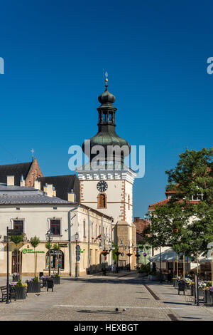 Torre Campanaria del xvii secolo alla Santissima Trinità Chiesa Parrocchiale, ulica Pilsudskiego a Krosno, Malopolska, Polonia Foto Stock
