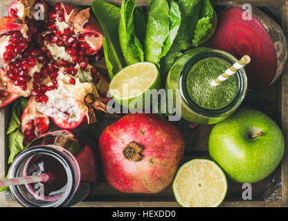 Close-up di verde e viola e freschi succhi di frutta con frutta e verdura Foto Stock