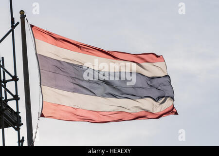 Bandiera della Thailandia sventolare nel vento con il bel cielo azzurro e la luce del sole Foto Stock