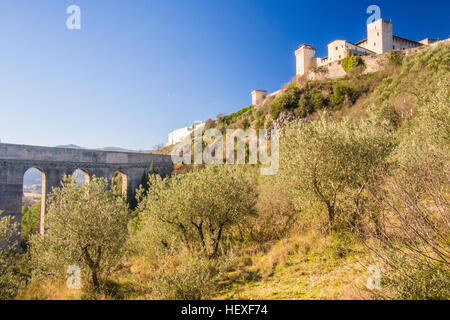 Il castello e il Ponte delle Torri (un ponte) a Spoleto, città antica Perugia provincia, regione Umbria, Italia. Foto Stock