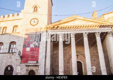 Tempio di Minerva, Piazza del Comune di Assisi. Provincia di Perugia, Regione Umbria, Italia. Foto Stock