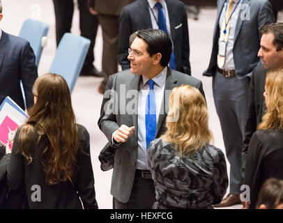 Ambasciatore israeliano presso le Nazioni Unite Danny Danon è visto prima dell'inizio della riunione. Il Consiglio di Sicurezza delle Nazioni Unite ha tenuto una votazione sulla risoluzione 2334 chiedendo la fine di insediamenti israeliani presso la sede delle Nazioni Unite a New York, NY, Stati Uniti d'America il 23 dicembre 2016. La votazione avviene un giorno dopo l'annullamento di una votazione in seno al Consiglio di sicurezza su un progetto di risoluzione da parte dell'Egitto condanna di insediamento israeliano politiche nella Striscia di Gaza e di Gerusalemme Est. Risoluzione co-sponsor della Nuova Zelanda, Malaysia, Venezuela e Senegal uniti per chiedere la votazione di oggi nonostante la feroce opposizione da parte di Israele e gli Stati Uniti del Presidente eletto Donald Trump. Con un Foto Stock