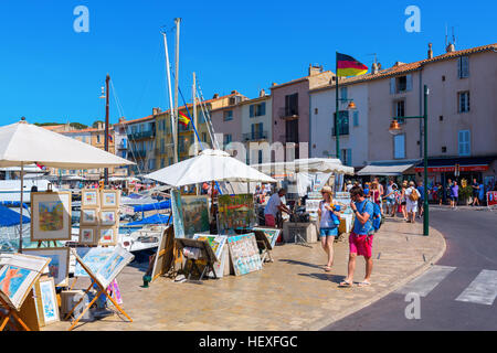 Saint Tropez, Francia - Agosto 03, 2016: vista sul porto di Saint Tropez con persone non identificate. Saint Tropez è una località balneare in Costa Azzurra un Foto Stock