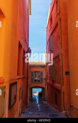 Saint Tropez, Francia - Agosto 03, 2016: vicolo stretto alla spiaggia di Saint Tropez con persone non identificate. Saint Tropez è una località balneare a La Cote dAz Foto Stock