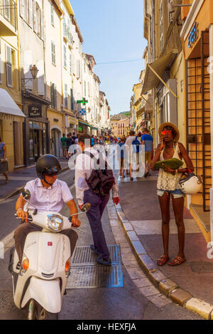 Saint Tropez, Francia - Agosto 03, 2016: persone non identificate in una strada a Saint Tropez. Saint Tropez è una località balneare in Costa Azzurra e popolare f Foto Stock