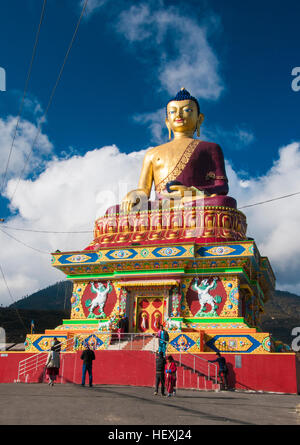 Statua del Buddha sulla sommità di una collina che domina la città di montagna di Tawang, vicino al confine Indo-Tibetan, nel Nordest dell India Foto Stock