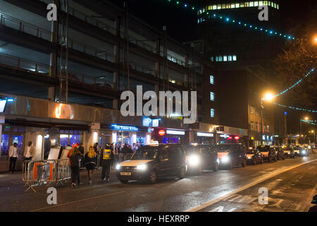 Una vista generale di Greyfriars Road durante il Venerdì nero a Cardiff, nel Galles del Sud, Regno Unito. Foto Stock