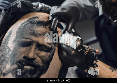 Tatuaggio master è un tatuaggio in tattoosalon Foto Stock