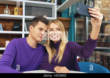 Coppia giovane uomo e donna facendo selfie Foto Stock