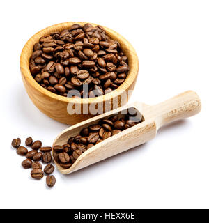 I chicchi di caffè in tazza isolata su sfondo bianco Foto Stock