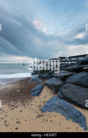 La spiaggia, accanto al molo di Southwold, nel Suffolk, all'alba Foto Stock