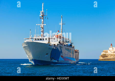 Bonifacio, Francia - luglio 2, 2015: Viaggio dalla Sardegna a Santa Teresa di Gallura Bonifacio. Entra in traghetto dal porto di Bonifacio, piccola città portuale o Foto Stock