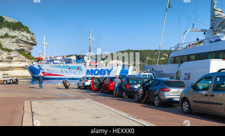 Bonifacio, Francia - luglio 3, 2015: automobili con i cittadini in attesa di imbarco traghetti in coda. Porto di Bonifacio, Corsica isola nel giorno di estate Foto Stock