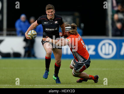 Saraceni" Owen Farrell e Newcastle Falcons' Evan Olmstead durante la Aviva Premiership corrispondono a Allianz Park, Londra. Foto Stock