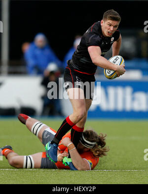 Saraceni" Owen Farrell e Newcastle Falcons' Evan Olmstead durante la Aviva Premiership corrispondono a Allianz Park, Londra. Foto Stock