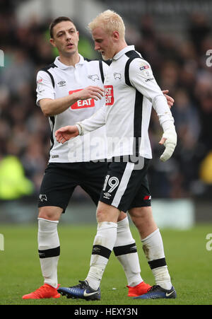 Derby County la volontà di Hughes (a destra) con il compagno di squadra Chris Baird lasciando il passo dopo essere stato sostituito Foto Stock