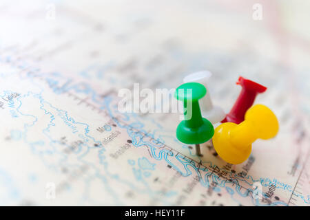 Destinazione di viaggio su una mappa punti indicati con colorati thumbtacks e profondità di campo Foto Stock