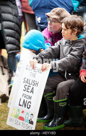 Gli Indiani locali e le prime nazioni membri protesta contro la proposta di Woodfiber LNG project pipeline. Squamish BC, Canada. Foto Stock