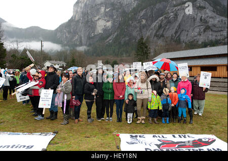 Gli Indiani locali e le prime nazioni membri protesta contro la proposta di Woodfiber LNG project pipeline. Squamish BC, Canada. Foto Stock