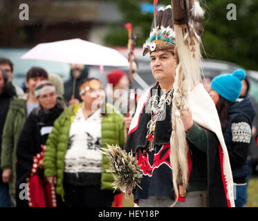Gli Indiani locali e le prime nazioni membri protesta contro la proposta di Woodfiber LNG project pipeline. Squamish BC, Canada. Foto Stock
