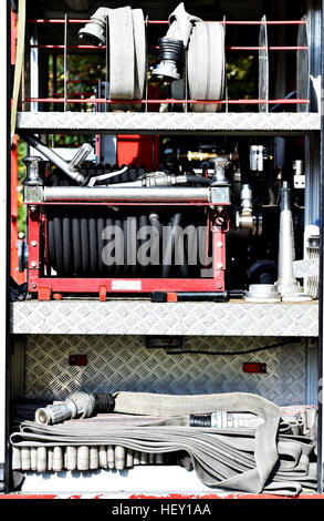Dettaglio con pesanti tubi flessibili di acqua sul veicolo vigile del fuoco Foto Stock