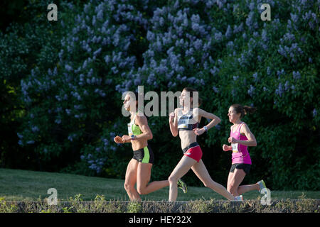 (Ottawa, Canada---24 maggio 2015) da sinistra a destra Natascia Labeaud, Laura Batterink, e Lindsay Carson racing nel Canadian National 10k Road Championship Foto Stock