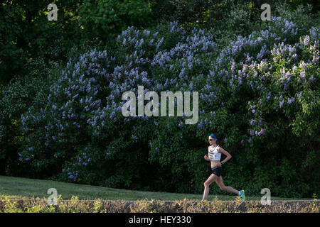 (Ottawa, Canada---24 maggio 2015) Rhiannon Johns racing nel Canadian National 10k campionati su strada come parte del Tamarack eseguire Ottawa weekend di gara. Foto Stock