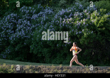 (Ottawa, Canada---24 maggio 2015) Krista Duchene racing nel Canadian National 10k campionati su strada come parte del Tamarack eseguire Ottawa weekend di gara. Foto Stock